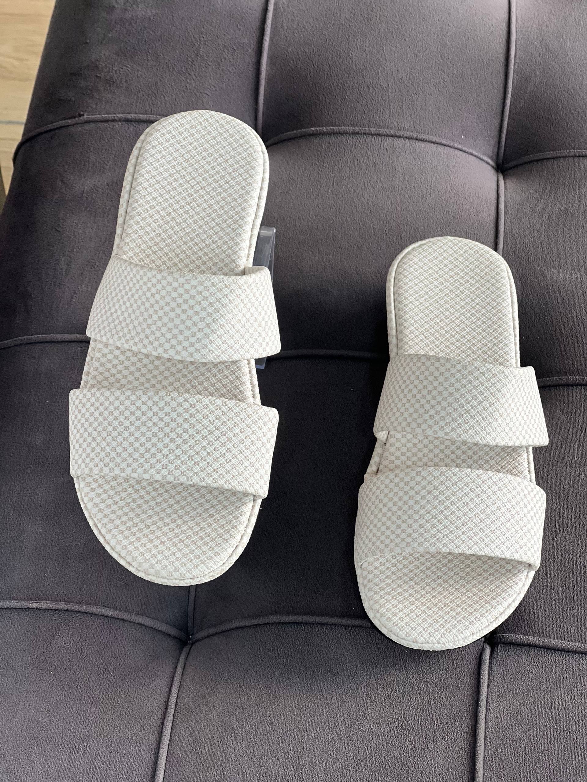 photo_17_2025-11-26_17-51-45 صندل زنانه روفرشی طبی با کفی استاندارد غیرنرم و لژ ۴ سانتی – سفید و مشکی – مناسب جلوگیری از درد پا و کمر