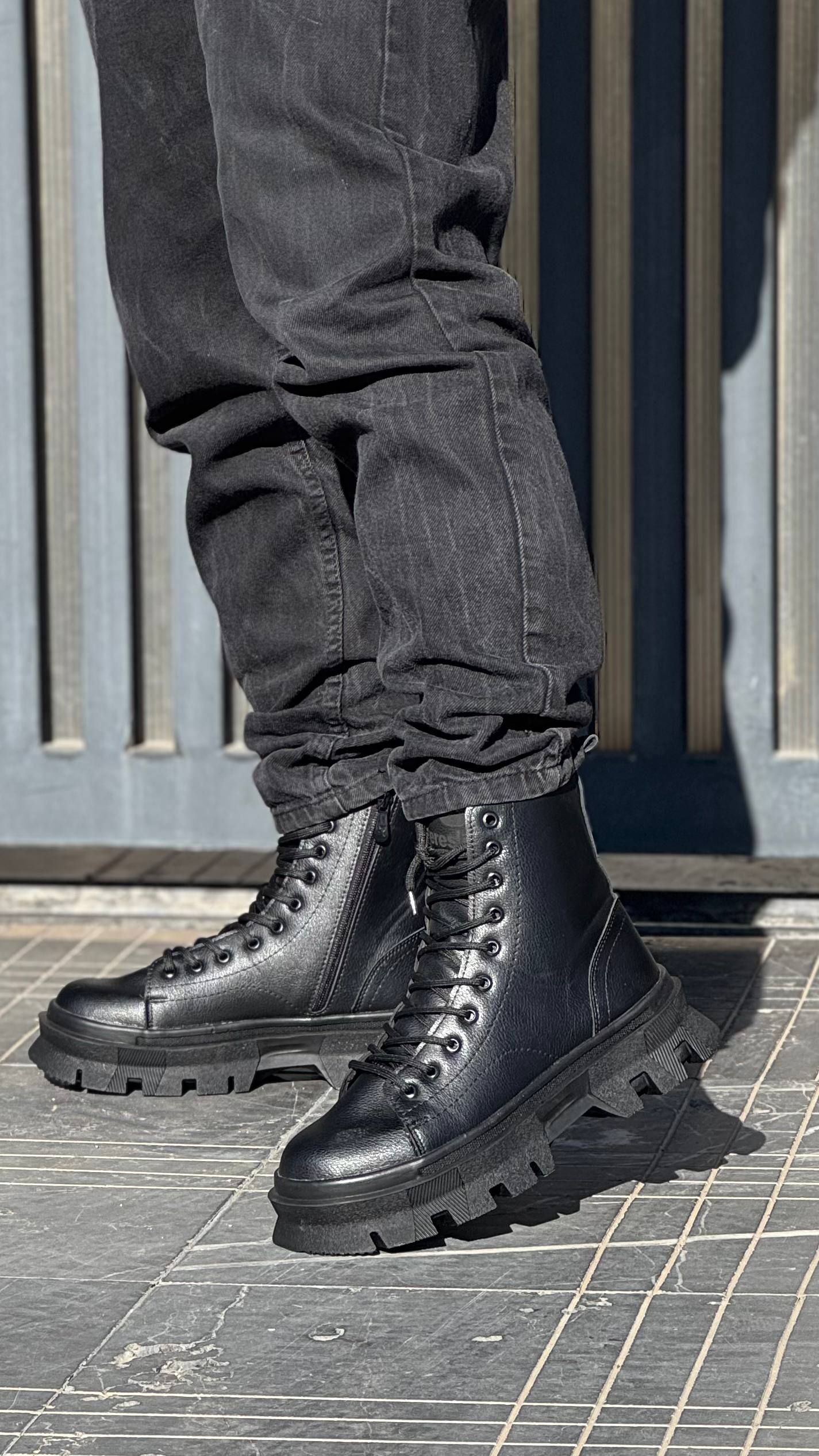 بوت برشکا مردانه بغل زیپ با ارم حک شده زیره پیو و