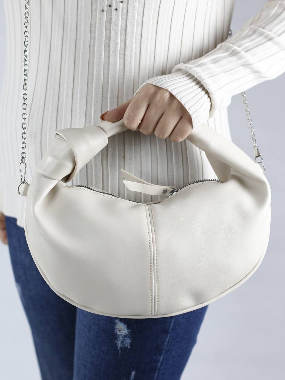 2147483648_-216920-min کیف زنانه لاکچری بند زنجیری و دستی در سه رنگ مشکی، سفید و کرم، جنس چرم بیاله درجهیک با سایز ۲۸×۱۴