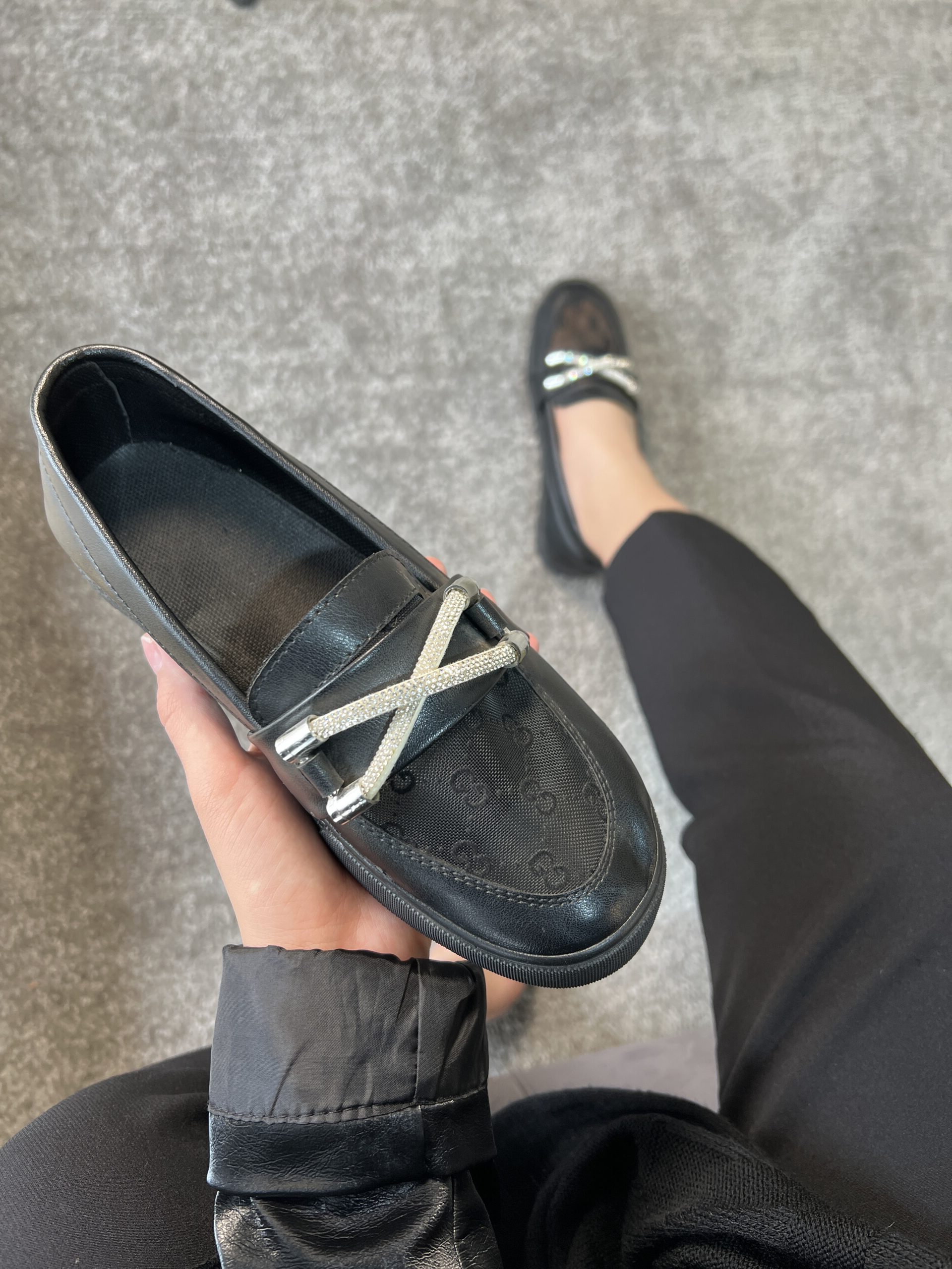 IMG_4153 کالج دخترانه نگین ضربدری رویه توری، رنگ مشکی، نمای نزدیک از جزئیات نگین و بافت کفش.