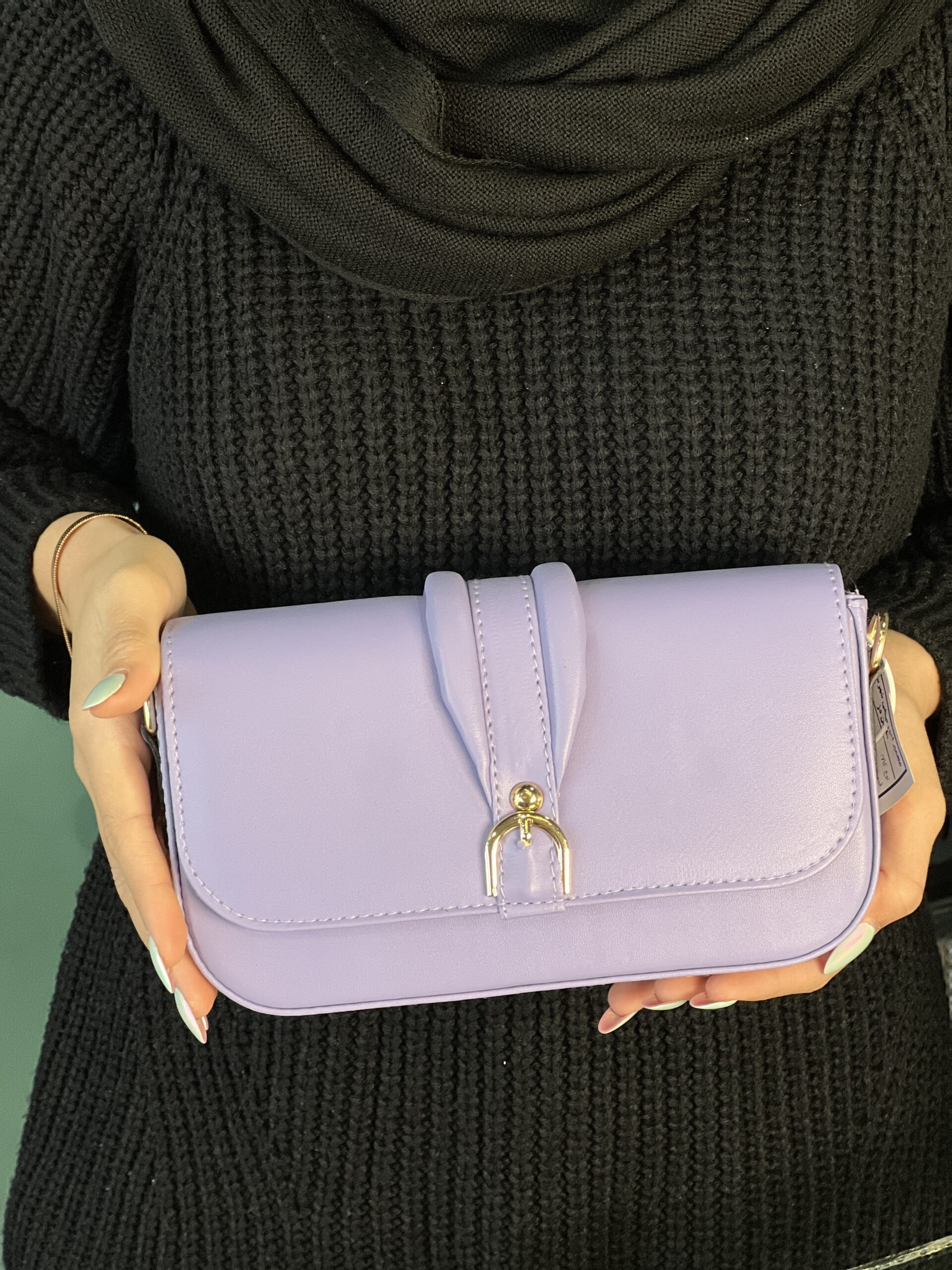 کیف پاسپورتی زنانه یاسی با بند دوشی بلند و طراحی شیک، مناسب استفاده روزمره و مجالس