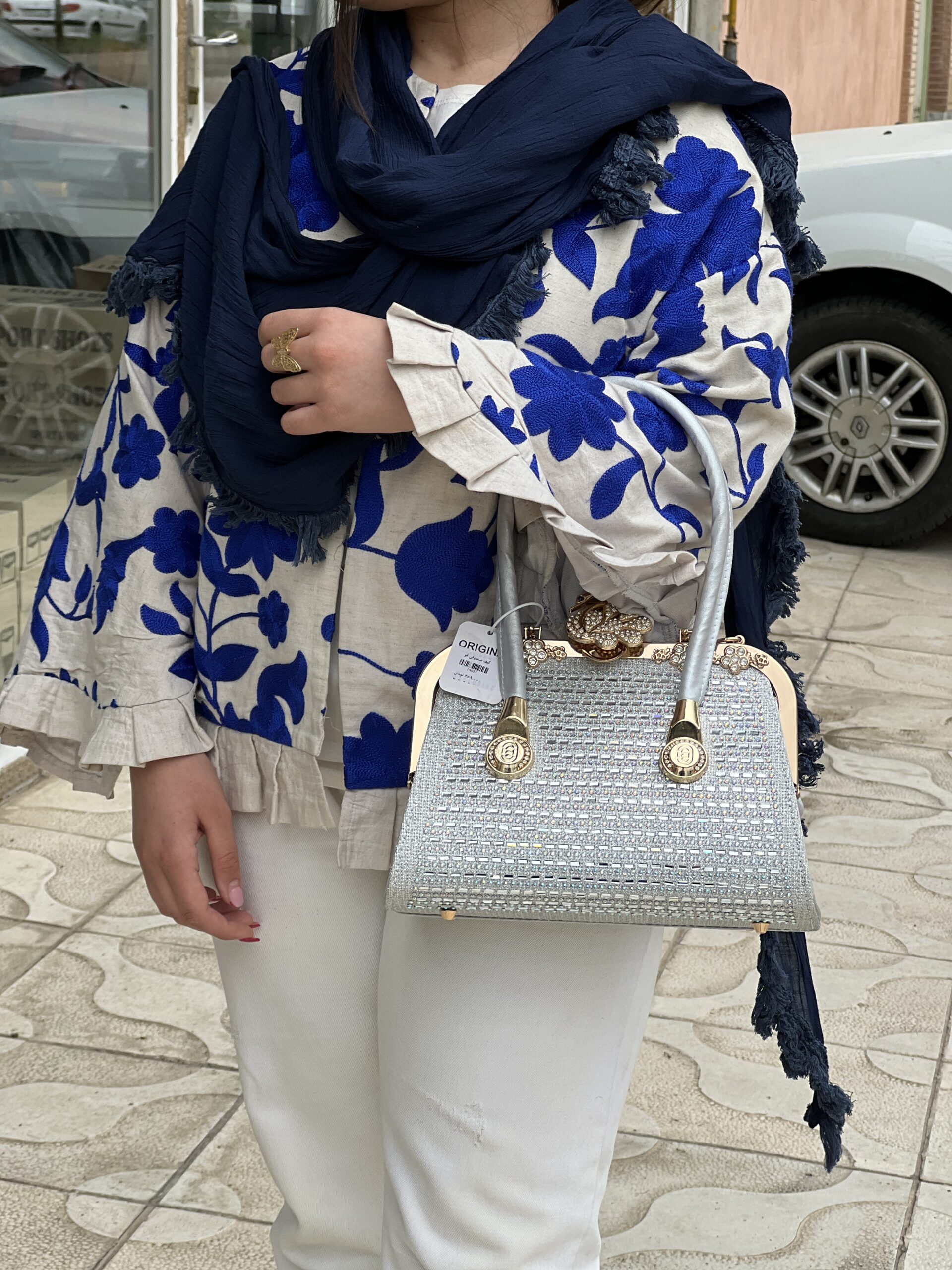 کیف دستی زنانه مجلسی نقره‌ای با نگین‌های براق و ضد ریزش، طراحی لوکس و ابعاد ۱۸×۲۶