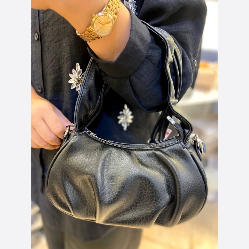 کیف دستی و دوشی زنانه رنگ سفید با طراحی نرم و بند مجعد، کیفیت درجه یک