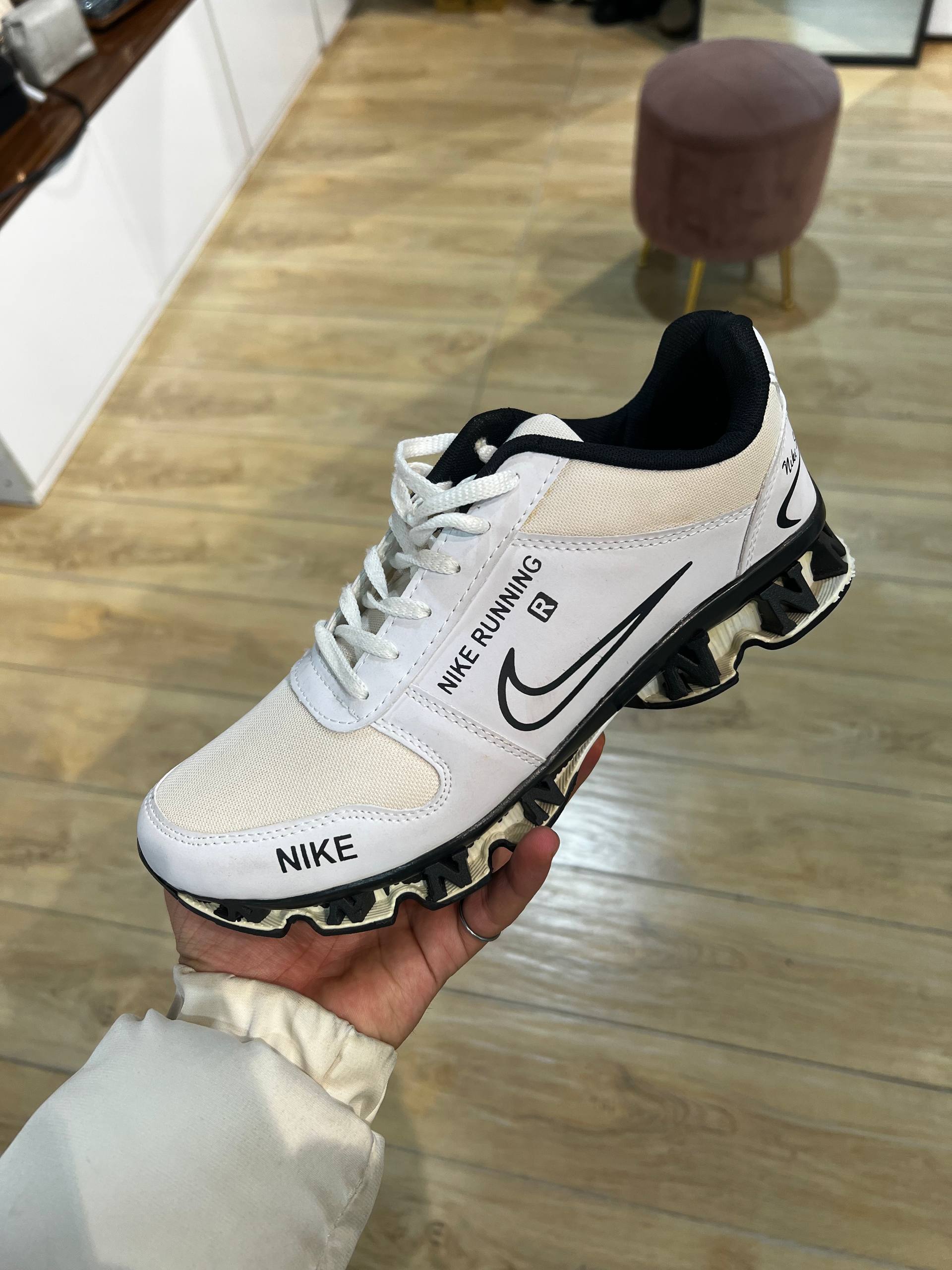 کتونی مردانه نایک سفید با زیره PVC و سایزبندی 41 تا 44